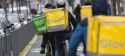 Repartidores de Glovo y Uber Eats.