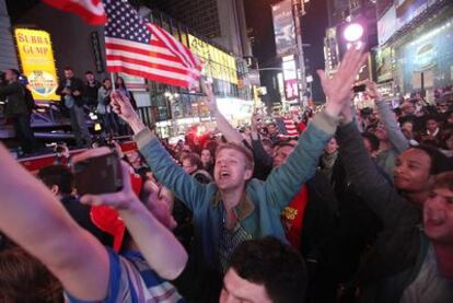Cientos de personas celebran la desaparición de Bin Laden en Times Square, Nueva York, horas después del anuncio de Obama.