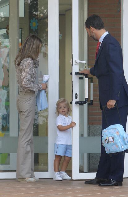 Los Príncipes de Asturias, junto a su hija pequeña, la infanta Sofía, a las puertas de la guardería de El Pardo, el 11 de septiembre de 2009.