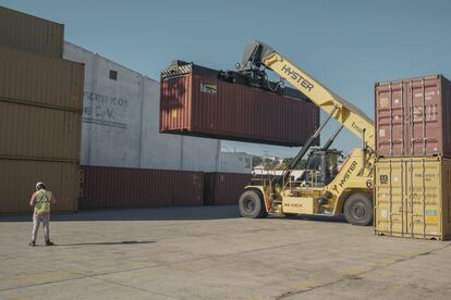 Una grúa traslada un contenedor en el puerto industrial de Mazatlán (Estado de Sinaloa), el 3 de enero.