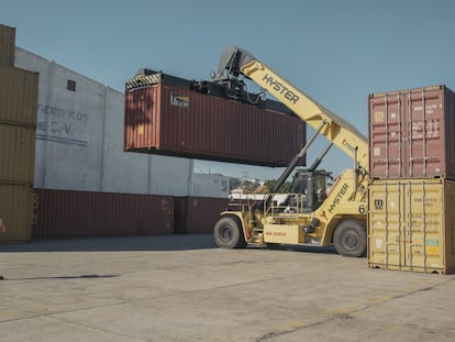Una grúa traslada un contenedor en el puerto industrial de Mazatlán (Estado de Sinaloa), el 3 de enero.
