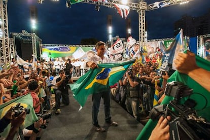 Neves, en un mitin, el miércoles pasado en Belo Horizonte.