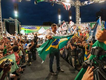 Neves, en un mitin, el miércoles pasado en Belo Horizonte.