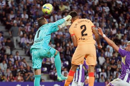 José Giménez remata de cabeza el segundo gol del Atlético de Madrid en el partido ante el Valladolid, en el José Zorrilla este domingo.