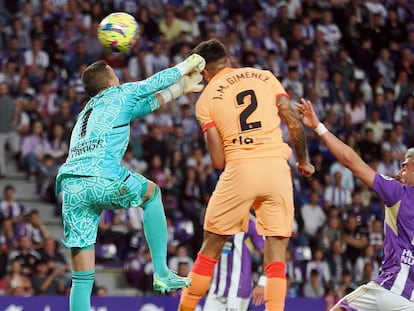 José Giménez remata de cabeza el segundo gol del Atlético de Madrid en el partido ante el Valladolid, en el José Zorrilla este domingo.