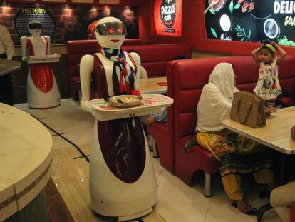 Una camarera robot en una pizzería.