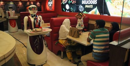 Una camarera robot en una pizzería.