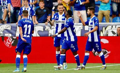 Los jugadores del Alavés celebran el gol del delantero Joselu ante el Levante.