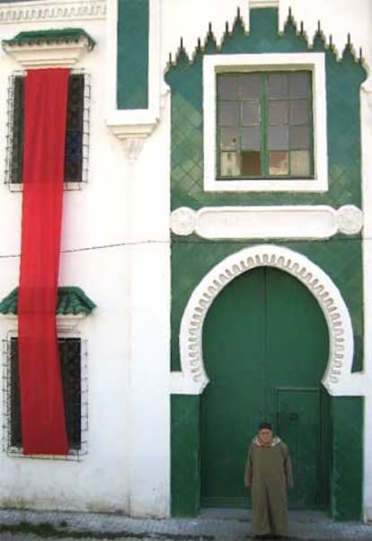 El ex guardabarreras Aoulad Youssef Chaib, de 81 años, ante la antigua estación de Tetuán.