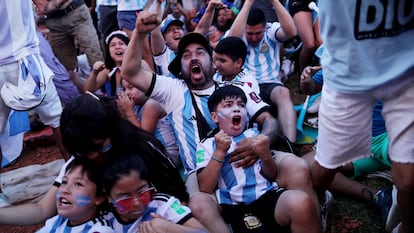 Los fanáticos en Buenos Aires ven Argentina contra México, el 26 de noviembre de 2022.
