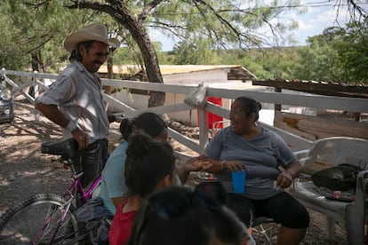 Familiares de José Luis Mireles Argüijo, en las inmediaciones del pozo donde está atrapado el minero.