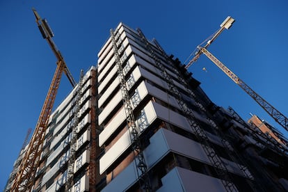 Vista de un bloque de viviendas en construcción en la calle San Epifanio el barrio Imperial de Madrid, cerca del antiguo estadio Vicente Calderón.