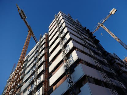 Vista de un bloque de viviendas en construcción en la calle San Epifanio el barrio Imperial de Madrid, cerca del antiguo estadio Vicente Calderón.