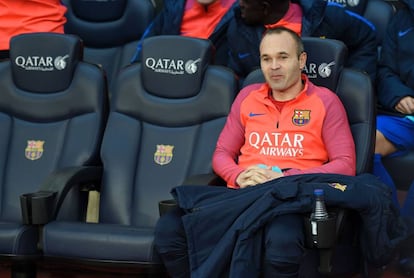 Andrés Iniesta, del FC Barcelona, descansa en el banquillo.