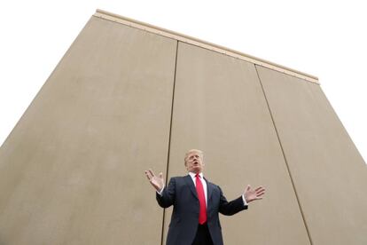 El presidente Donald Trump da un discurso frente a uno de los prototipos del muro en San Diego, el 13 de marzo.