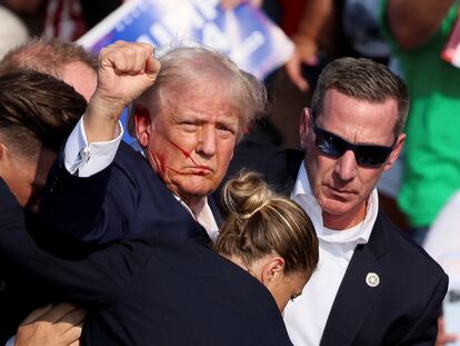 Donald Trump levanta el puño después de sufrir un atentado en Pennsylvania.