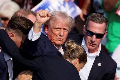 Donald Trump levanta el puño después de sufrir un atentado en Pennsylvania.