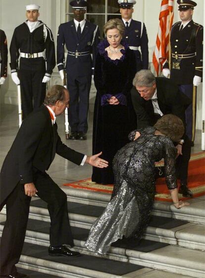 La reina Sofía tropieza en los escalones de la Casa Blanca durante antes de la cena con el entonces presidente de EE UU, Bill clinton, y su esposa Hillary, hoy candidata en las primarias demócratas. 23/02/2000