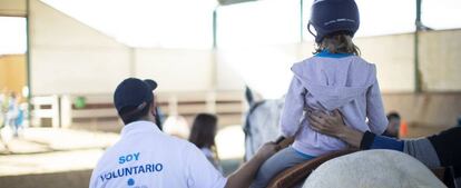 Terapia ecuestre con niños con trastorno del espectro autista, una de las actividades del programa de voluntariado de Mutua Juntos hacemos más del año pasado. 