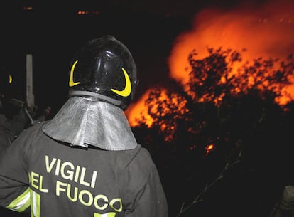 Un bombero trata de extinguir un fuego en Castelgandolfo, cerca de Roma.