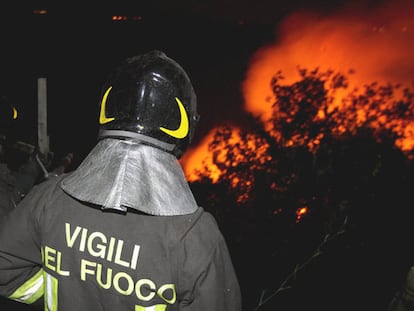 Un bombero trata de extinguir un fuego en Castelgandolfo, cerca de Roma.