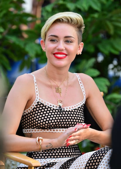 Miley Cyrus. La cantante y actriz tenía ganas de deshacerse de su imagen ñoña de Hannah Montana, personaje que le catapultó a la fama en Disney. Para ello, tenía claro que necesitaba dar un vuelco completo a su imagen. Las letras de sus canciones empezaron a hablar de fiestas y desfases, le dio por bailar twerking sobre los escenarios y, por supuesto, se atrevió con la maquinilla para romper con la melena sencilla y castaña anterior.