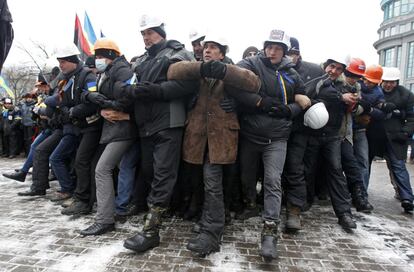 Manifestantes ensayan tácticas para defenderse de posibles enfrentamientos con la policía durante una manifestación de los partidarios de la integración europea en el centro de Kiev.
