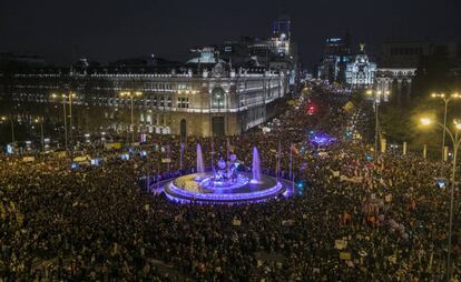 Mulheres reunidas na Plaza de Cibeles, em Madri, na Espanha.