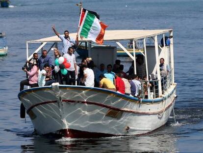 Un grupo de palestinos en un acto de solidaridad con la flotilla, el mi&eacute;rcoles en el puerto de Gaza.