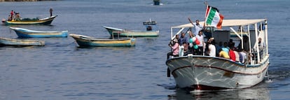 Un grupo de palestinos en un acto de solidaridad con la flotilla, el mi&eacute;rcoles en el puerto de Gaza.