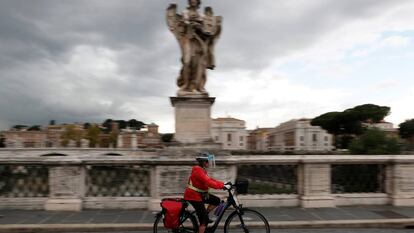 Una ciclista recorre las calles de Roma (Italia).