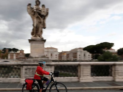 Una ciclista recorre las calles de Roma (Italia).