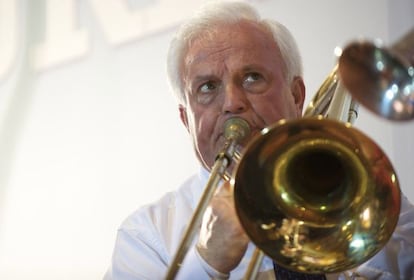 Baltar toca el tromb&oacute;n en una fiesta con trabajadores de la Diputaci&oacute;n de Ourense el pasado abril. 