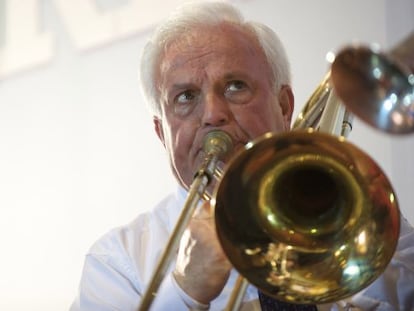 Baltar toca el tromb&oacute;n en una fiesta con trabajadores de la Diputaci&oacute;n de Ourense el pasado abril. 