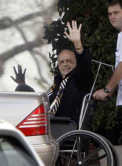 José Luis Moreno, cuando salía ayer de la clínica Ruber.