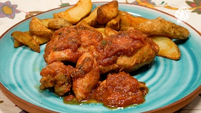 Pollo con tomate, una receta de siempre que sigue cumpliendo