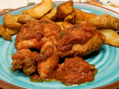 Pollo con tomate, una receta de siempre que sigue cumpliendo