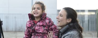 La pequeña Maia con su madre.