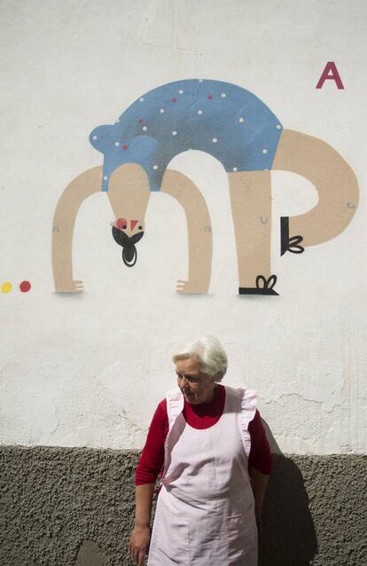 CASTELLON 10072016.  FANZARA, PEQUEÑO PUEBLO DE LA COMARCA CASTELLONENSE DEL ALTO MIJARES, Y LAS FACHADAS DE SUS CASAS DECORADAS POR ARTISTAS INTERNACIONALES DEL GRAFITI Y EL DISEÑO. IMAGEN DEL MIAU 2015. UNA VECINA DE FANZARA JUNTO AL MURAL QUE ADORNA SU CASA.  FOTOS ANGEL SANCHEZ