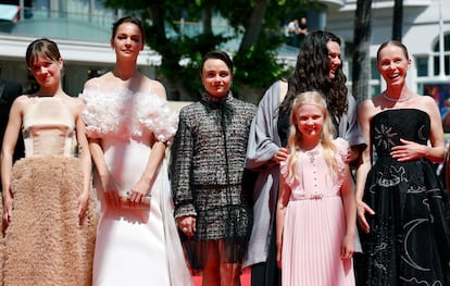 Lea Drinda, Luise Heyer, Lena Urzendowsky, Hanna Heckt, la regista tedesca Mascha Schilinski e Susanne Wuest alla première di 'Sound of Falling' oggi al Festival di Cannes.