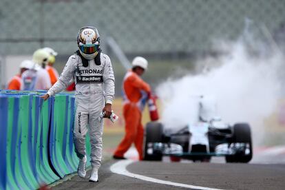 Hamilton se aleja de su coche, en llamas.