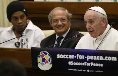 Papa Francisco recibió a la estrella de fútbol brasileña para, entre otras cosas, organizar el partido por la paz que se jugará el 29 de mayo en el Estadio Olímpico de Roma.