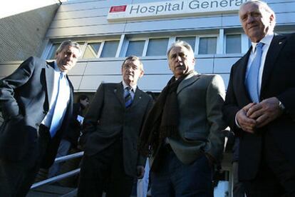 De izquierda a derecha, Pachn, Zoco, Amancio y Santamara, ayer en el hospital de La Fe antes de visitar a Di Stefano.