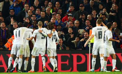 Los jugadores del Real Madrid celebran la victoria en el Camp Nou.