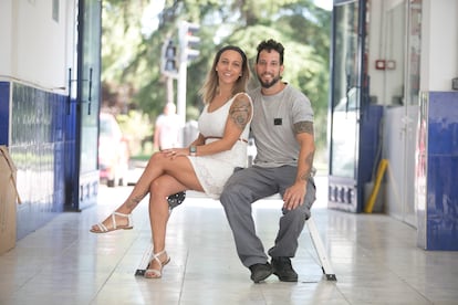 Luis y Jessica, en el taller de lunas de automóviles donde trabaja Luis, el lunes en Madrid.