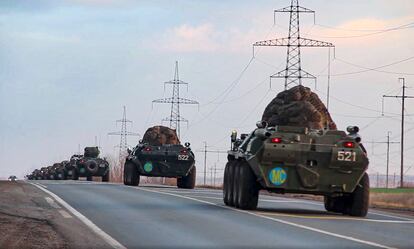 Vehículos rusos y soldados que forman las fuerzas de paz para Nagorno Karabaj se dirigen hacia un aeropuerto en territorio ruso para volar al enclave, este martes.