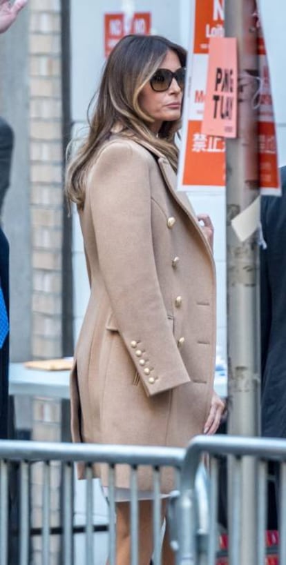 Melania Trump el día de las elecciones de EE UU, con un abrigo de Balmain.