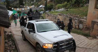 Un convoy de la policía ministerial de Guerrero en Polixtepec, donde el domingo murieron asesinadas cuatro personas.