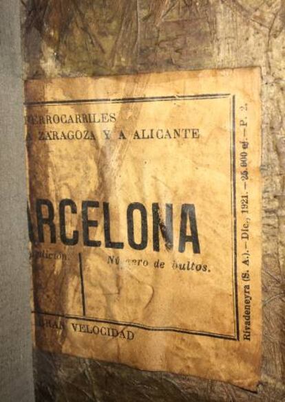 La etiqueta que aparece en la parte posterior de la obra que habla de un viaje realizado alrededor de 1921.