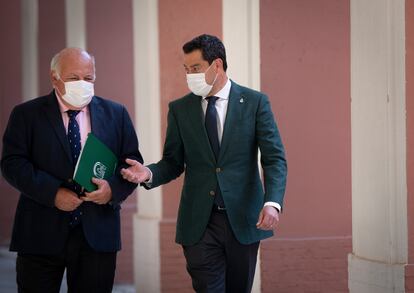 El presidente de la Junta, Juan Manuel Moreno, conversa con el consejero de Salud, Jesús Aguirre, antes de presidir la reunión del comité de expertos para aprobar las medidas tras el estado de alarma.